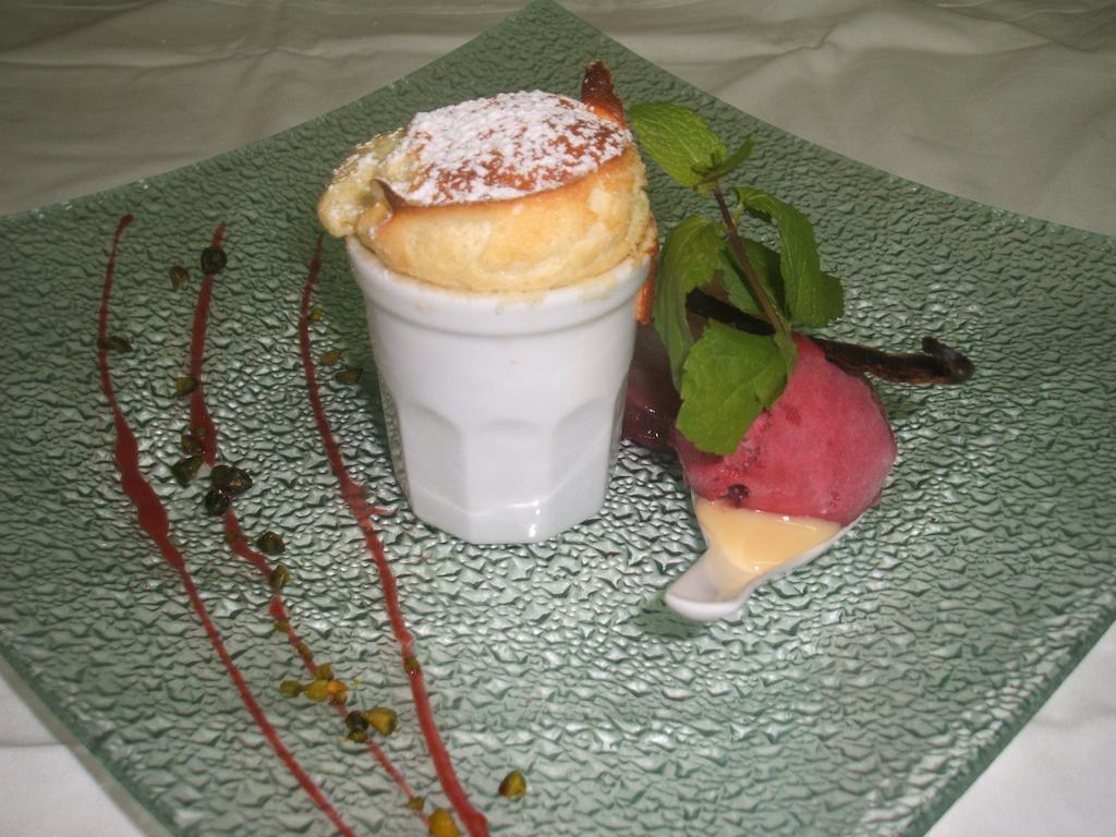 Logis Hotels Restaurants- Villa Des Bordes Clery-Saint-Andre Exterior photo